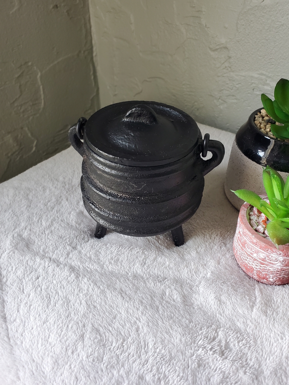 Black Cast Iron Cauldron Pot with Lid - Decorative Home Kitchen Accent